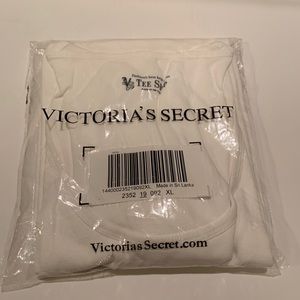 WOMEN’S VICTORIA’S SECRET “THE TEESHOP” WHITE TEE.
